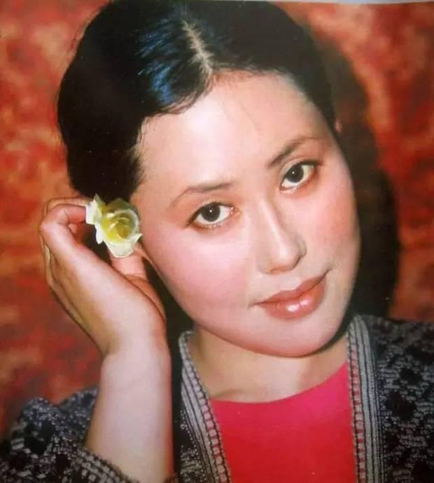 斯琴高娃两段失败婚姻，儿子入狱，嫁给外国人后怎么样了？