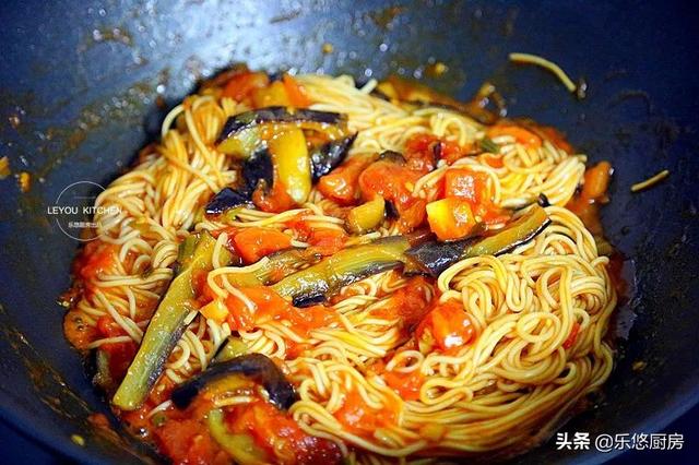 夏天最爱做的焖面，菜、面一锅出，比豆角焖面还入味