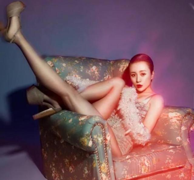 同是春晚諧星，一個(gè)被嘲土肥圓卻如日中天，另一成封面女郎