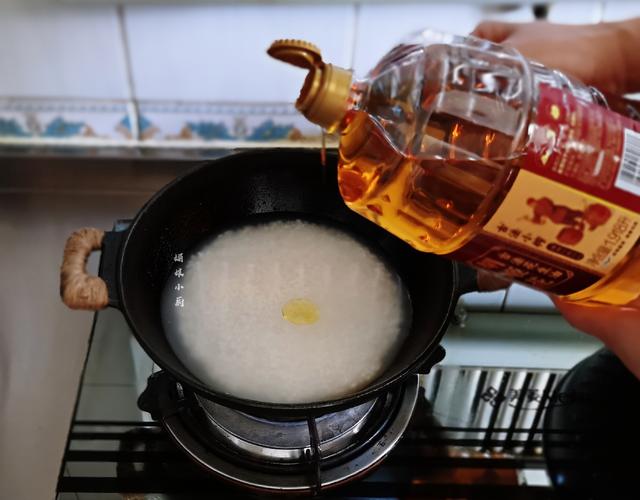 煲仔饭在家做用料实在方法简单，饭香锅巴酥脆，菜肉搭配营养均衡