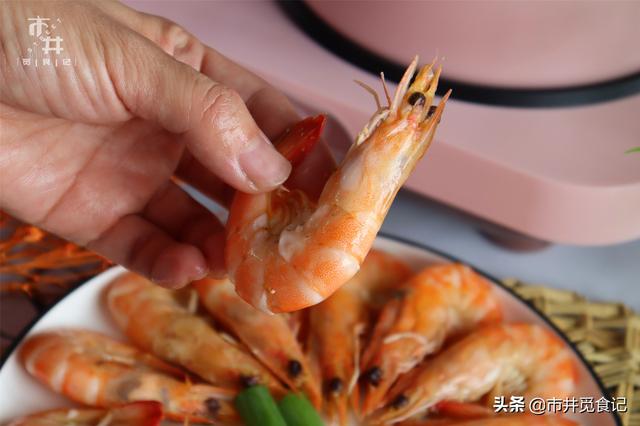 鲜虾，用水煮鲜味就跑了！海边渔民教你一招，虾肉不柴，鲜香软滑
