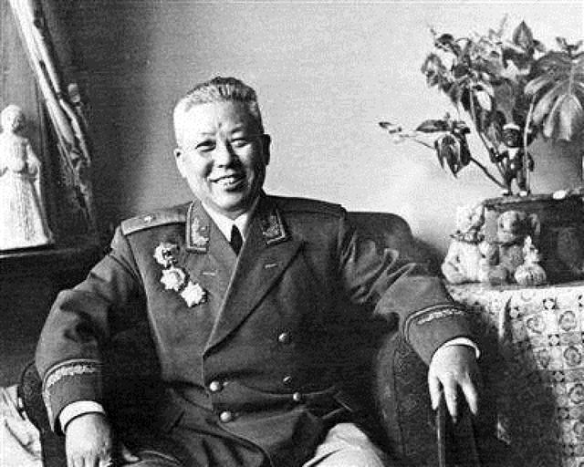 运气最差的开国中将，站在人群中还被子弹打中，却在医院坠入爱河