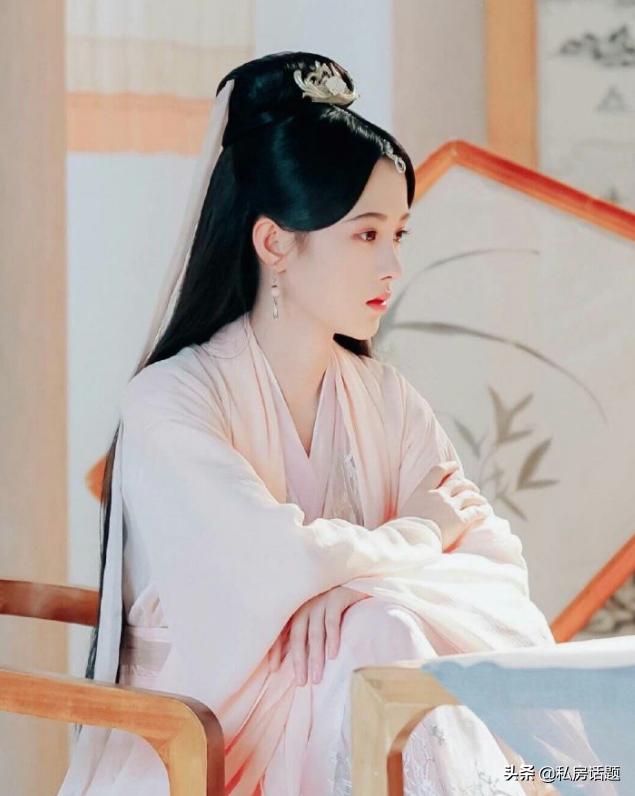 杨超越和鞠婧祎，一个初恋脸，一个高冷脸，你喜欢哪一个