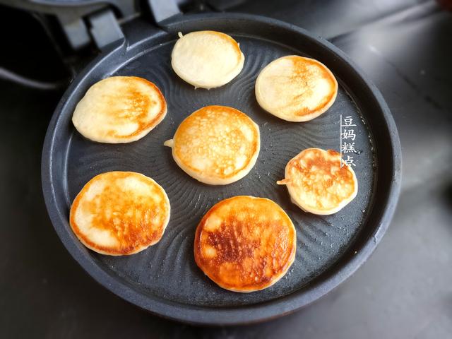 糯米早餐小饼，花2分钟，拌好面糊即成，软糯味美，冷了更香