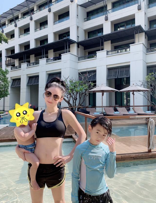 张柏芝陪儿子小Q游泳，并感慨陪伴是最好的爱，母子同框感情深厚