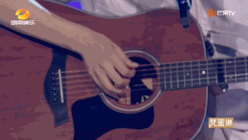 郑爽忘词崩溃大哭，万茜弹错琴淡定重来，没有对比就没有伤害