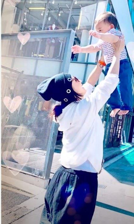 三胎生父只是工具人？张柏芝凌晨点赞情敌王菲，难道她还爱谢霆锋