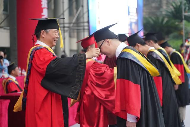 “复兴民族兮，誓作前锋”重庆大学的毕业典礼太感人……