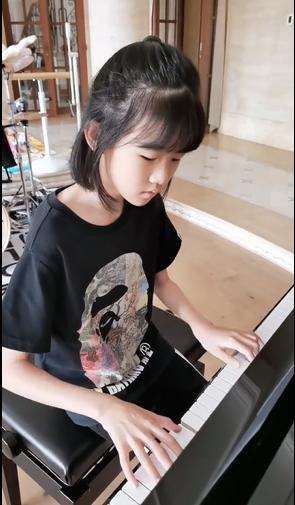 鲍蕾母女写真曝光，十一岁陆雨长势喜人，四肢纤细到难以置信