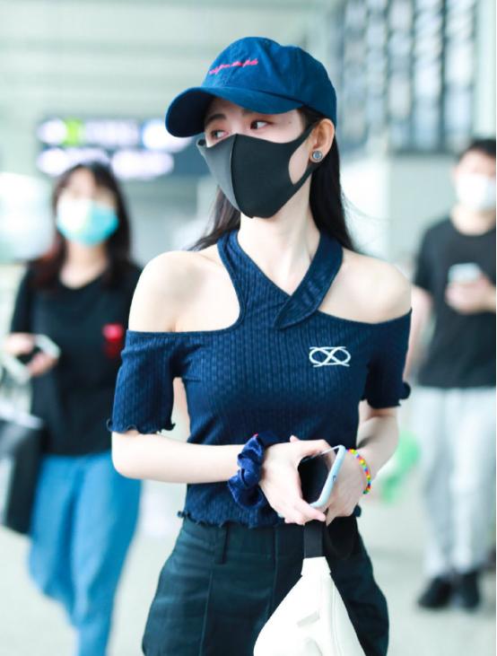 上衣|鞠婧祎露肩上衣 皮肤白皙肩部圆滑锁骨也露的刚刚好