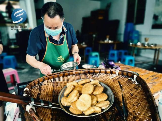 富顺这道非遗美食，已有近200年历史！鲜黄酥脆，超好吃