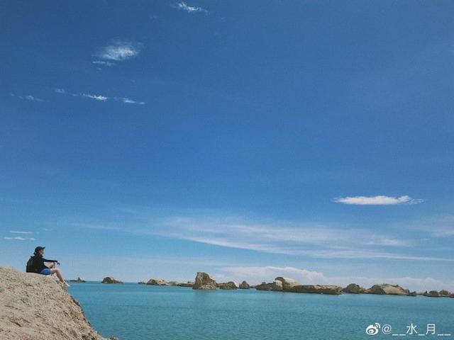 杨丽萍徒弟和爱人蜜月旅行，甜蜜互拍撒糖，水月甜蜜表白：你最棒