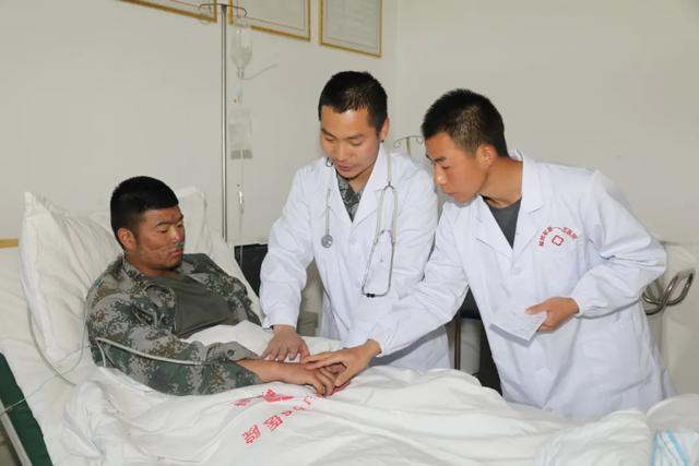 抢救雪域哨兵，卫星电话呼叫军用直升机高原空