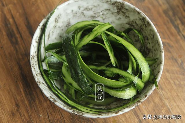黄瓜皮别扔了，变废为宝做成美食，清凉爽滑又解暑，比凉皮还好吃