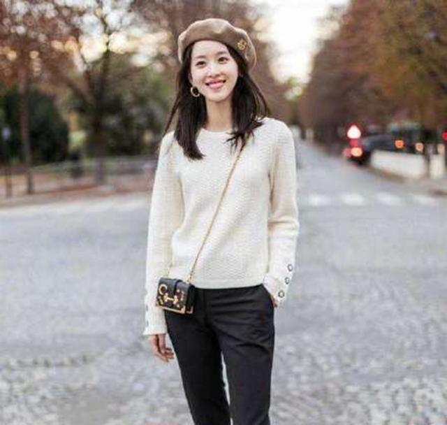 【大爷】章泽天公园学大爷抽陀螺 还发文称生活不易需要自己找乐趣