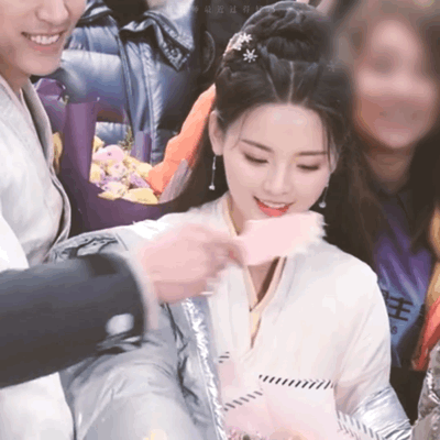 杨超越和鞠婧祎，一个初恋脸，一个高冷脸，你喜欢哪一个