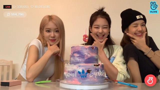 blackpink三周年vlive直播中的有趣瞬间~打完又亲的女孩子们的友谊