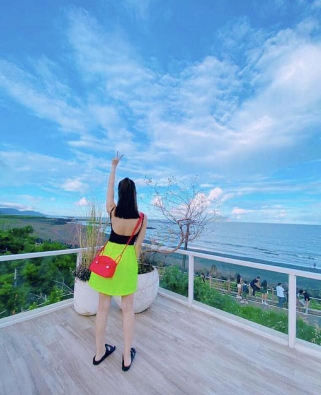 海洋馆成明星家庭旅游胜地，昆凌带儿女现身打卡，海瑟薇初成长