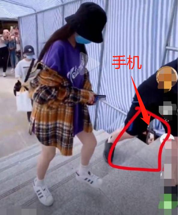 她被偷拍裙底？这都能算性骚扰了吧！还是应该