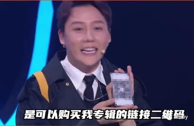 想红太难！34岁歌手刘维带二维码求观众买歌，宣