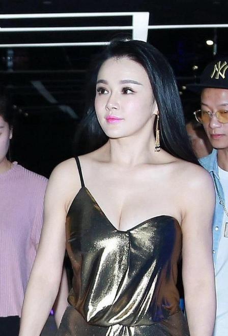 邹市明老婆逛街图片