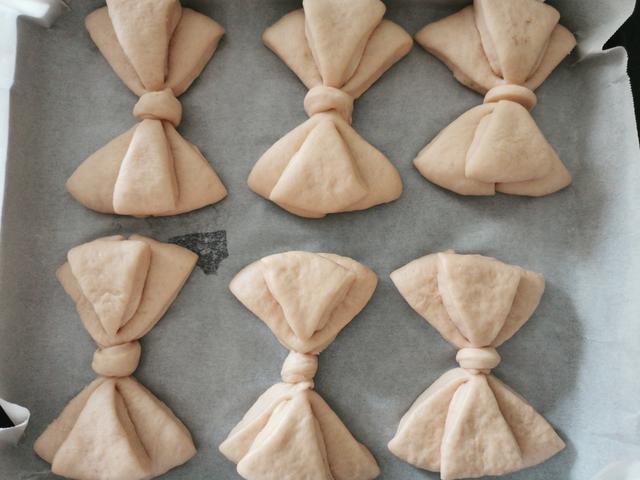 网红蝴蝶结面包，做法原来如此简单，无需模具，一次发酵就能成功