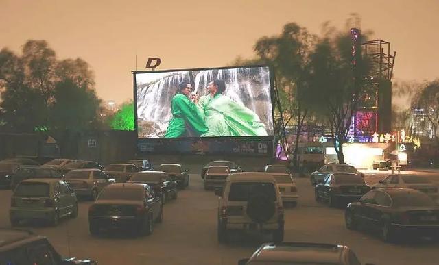 地摊经济时代，露天电影院能救市吗？