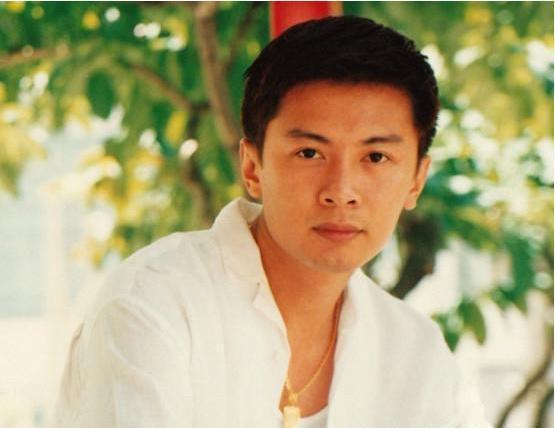 23岁出道拍戏，成名后放弃百亿家产出家成为一代