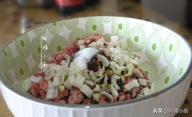 想吃水煎包再也不用去买了，按照这个方法做，薄皮大馅好吃极了