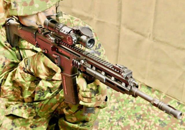 大阅兵新枪迎来劲敌？日本计划换装20式步枪，满