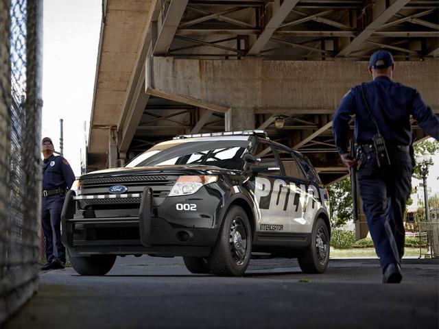 警車高速追擊坦克！為什么美國警車的性能都必須如此強(qiáng)悍？