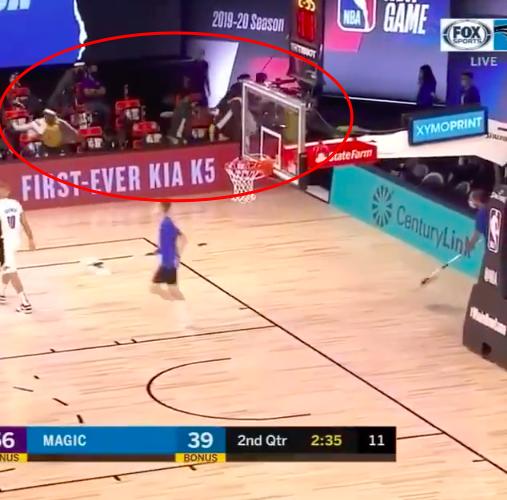 【影片】老活寶！詹姆斯救球滑出場外，板凳席全都起身想去拉，沒想到詹姆斯卻跑了…-黑特籃球-NBA新聞影音圖片分享社區