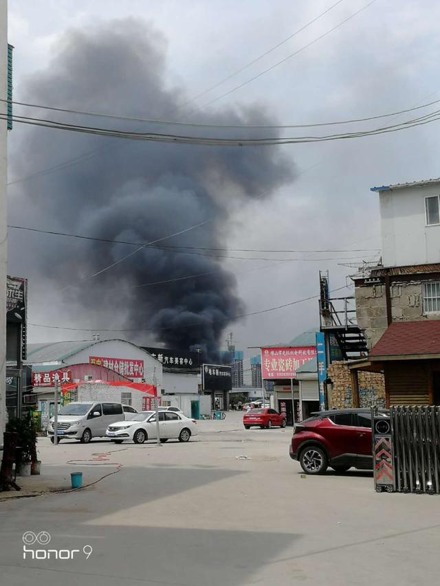 郑州一木材批发市场起火 现场黑烟冲天-第2张图片