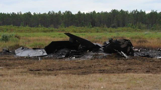 一声巨响！飞行员百米高度跳伞，无人驾驶的F