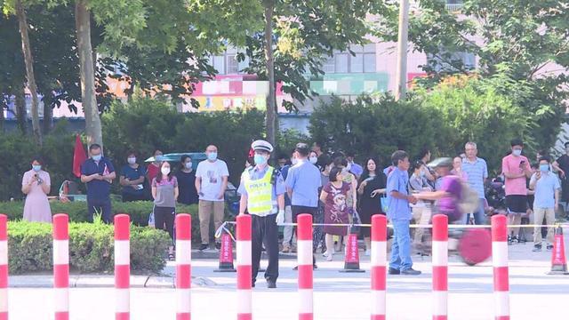 百万|爷爷奶奶花百万给孙女补课 希望能考上清华考现场几度落泪