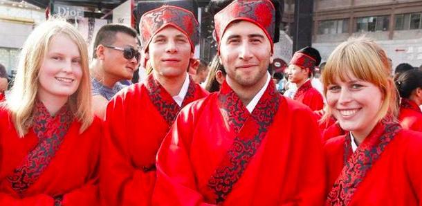 外国人加入中国国籍后，属于什么民族，身份证