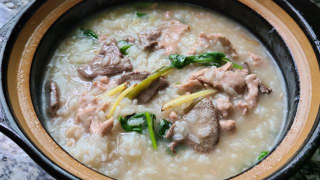 鲜香美味的猪杂粥，广东人经常吃的一道美食，做早餐宵夜都不错