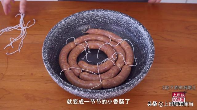烤肠别再买着吃，3斤肉做40根，吃着太过瘾了