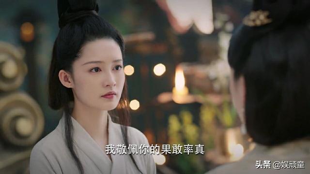 李沁出席活动，现场发放冰激凌，看到她递冰激凌手势 网友：爱了