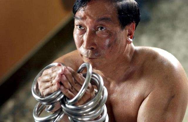 拍功夫时，洪金宝被蚊子咬伤，回去看一周医生，星爷说你不用来了