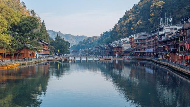 国内最有名气的古城之一，始建于春秋，如今旅人纷至沓来