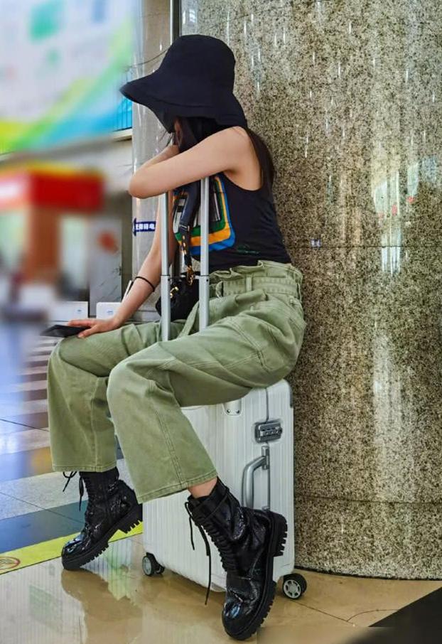 杨幂素颜照被指显老，父亲晒出她多张美照回怼