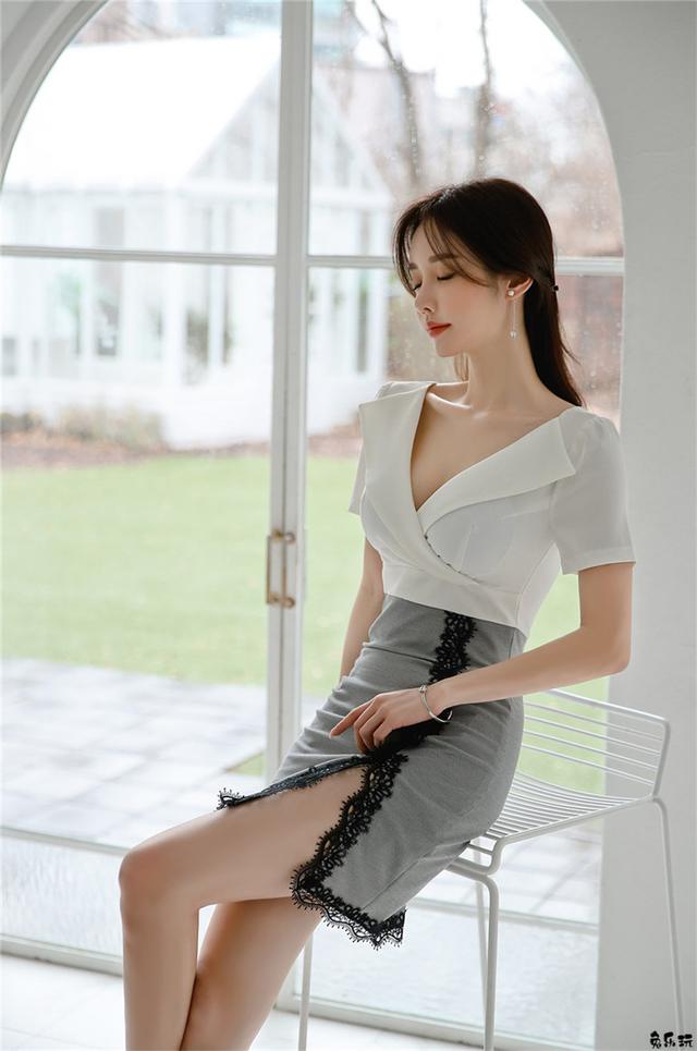 孙允珠：灰彩渐变水晶石岩纯白包臀裙