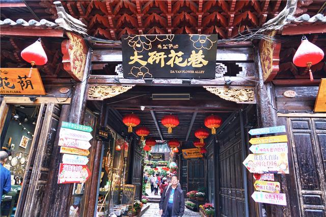  云南有个建于南宋时期的古镇，海拔2400米，一到春天就美如童话