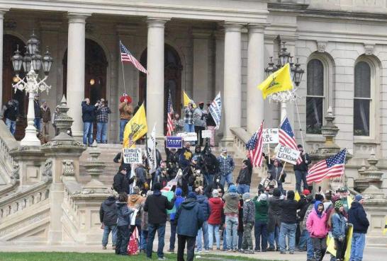 特朗普终于见识新冠病毒可怕，下令白宫全员要戴口罩，自己除外