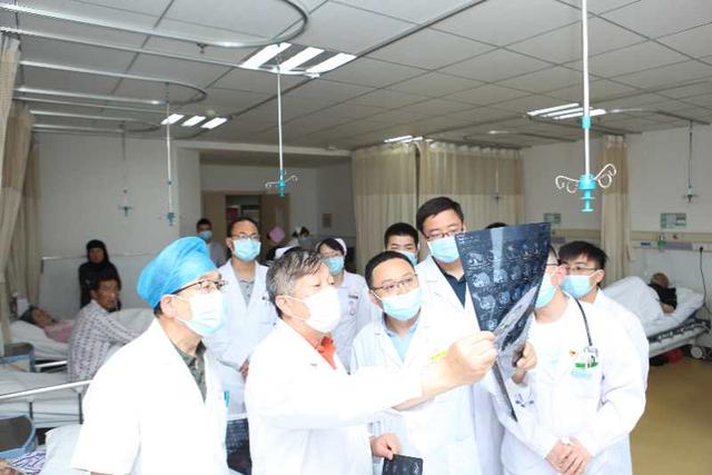 著名专家助力我院，外科手术稳上台阶