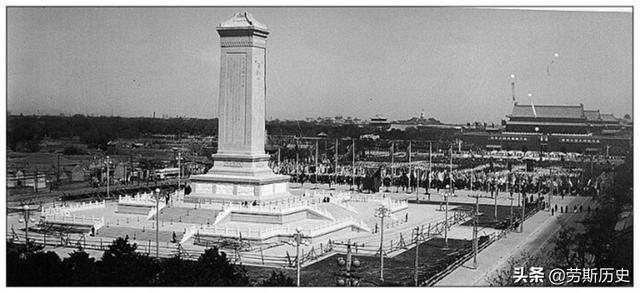 1958年天安门广场最大规模的扩建：中华门被拆除，形成如今的布局