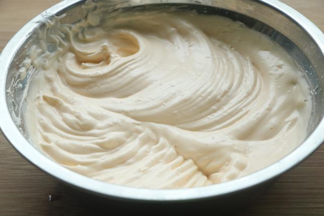 比戚风蛋糕简单，失败率低，更适合新手操作，松软好吃，不回缩