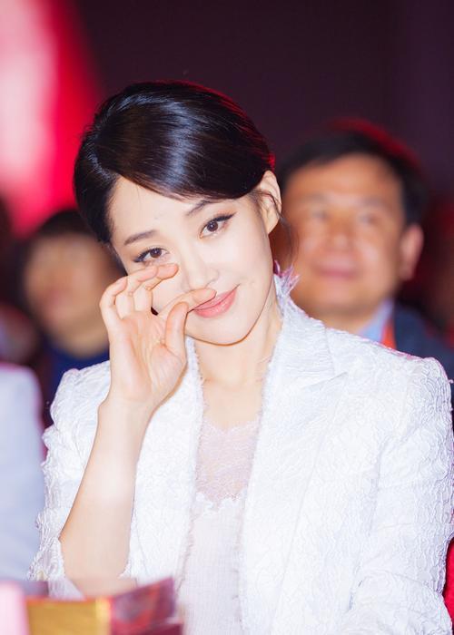 51岁的许晴：情史如此丰富，为何至今仍单身？网友表示：不敢娶