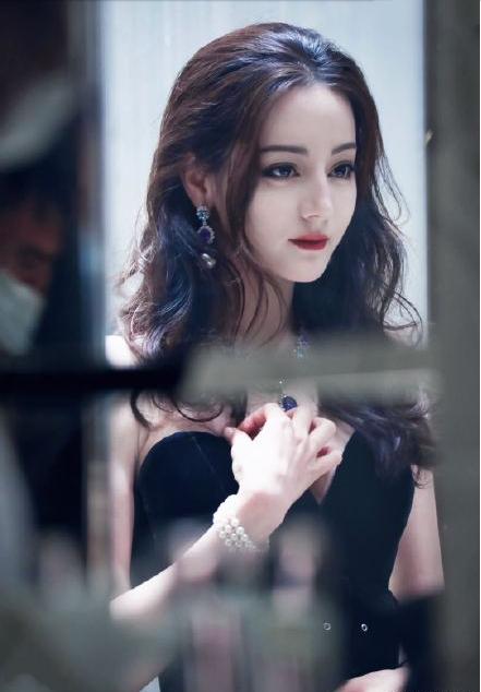 迪丽热巴    生图，波浪卷发配抹胸裙优雅迷人，宛如城堡里的公主